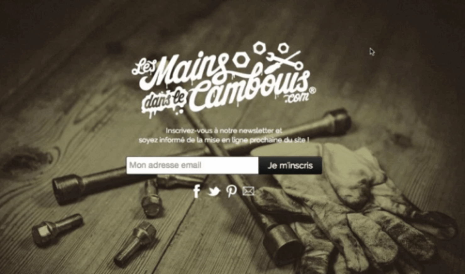 soon_les mains-min - OptinMonster coming soon examples